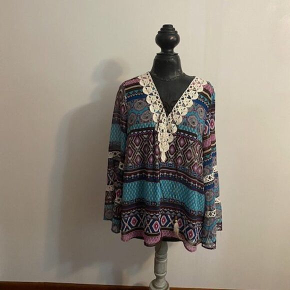 Umgee Blue/Brown/Pink with White Lace V-neck and Lace on sleeves tunic, size M - Picture 1 of 3